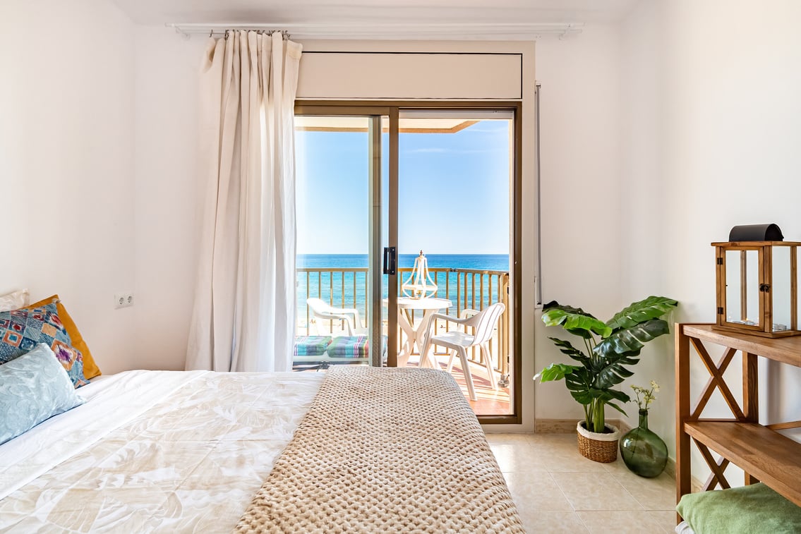 Bedroom with sea view